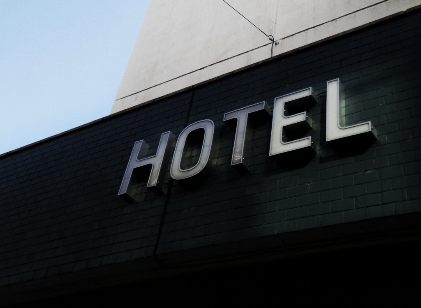Que te pidan el DNI al llegar a un hotel puede salir muy caro. La AEPD multa por recopilar información excesiva